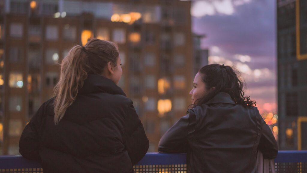 to personer der taler sammen om gode relationer